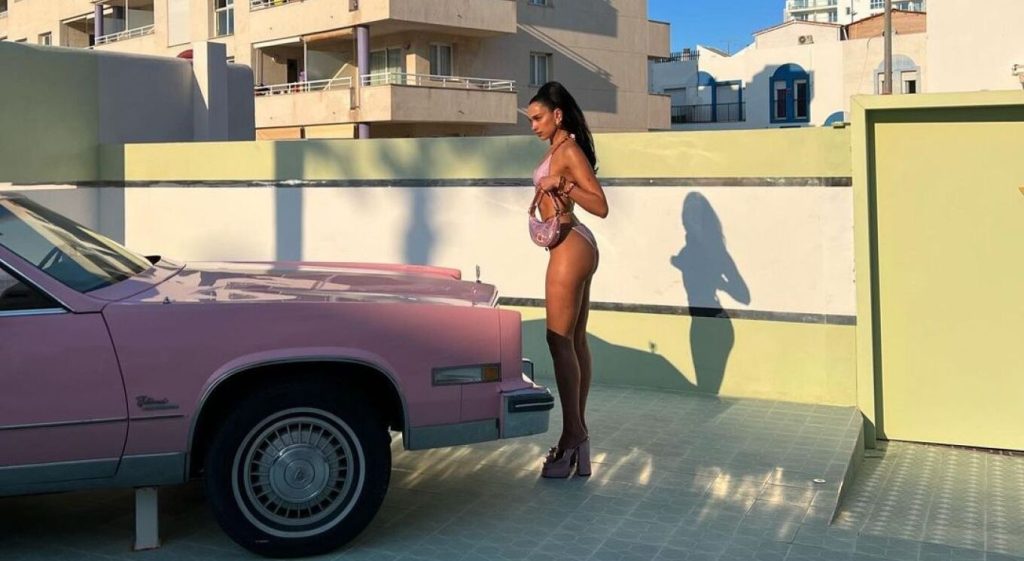 Η Ντούα Λίπα ποζάρει με ανύπαρκτο μαγιό και γόβες – Η πιο «καυτή» φωτογραφία της μέχρι σήμερα