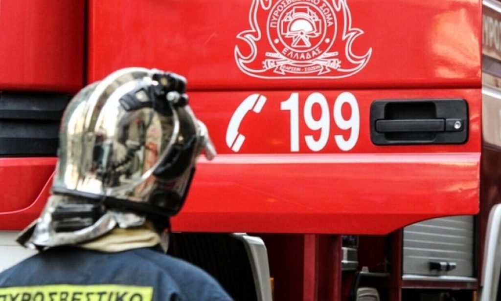 Φωτιά σε διαμέρισμα στα Κάτω Πατήσια – Ηλικιωμένος ανασύρθηκε χωρίς τις αισθήσεις του
