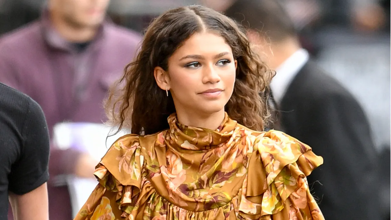 Η Zendaya επιστρέφει με την ταινία «Challengers» – Η σκηνή που ξαπλώνει στο κρεβάτι και φιλά δύο άνδρες (βίντεο)