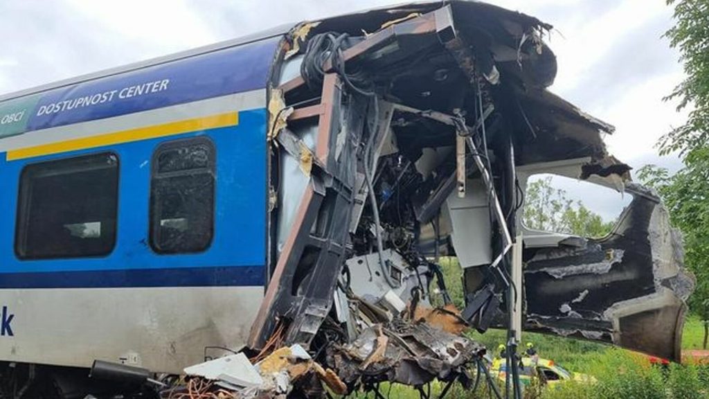 Τσεχία: Τρένο συγκρούστηκε με φορτηγό – 21 τραυματίες