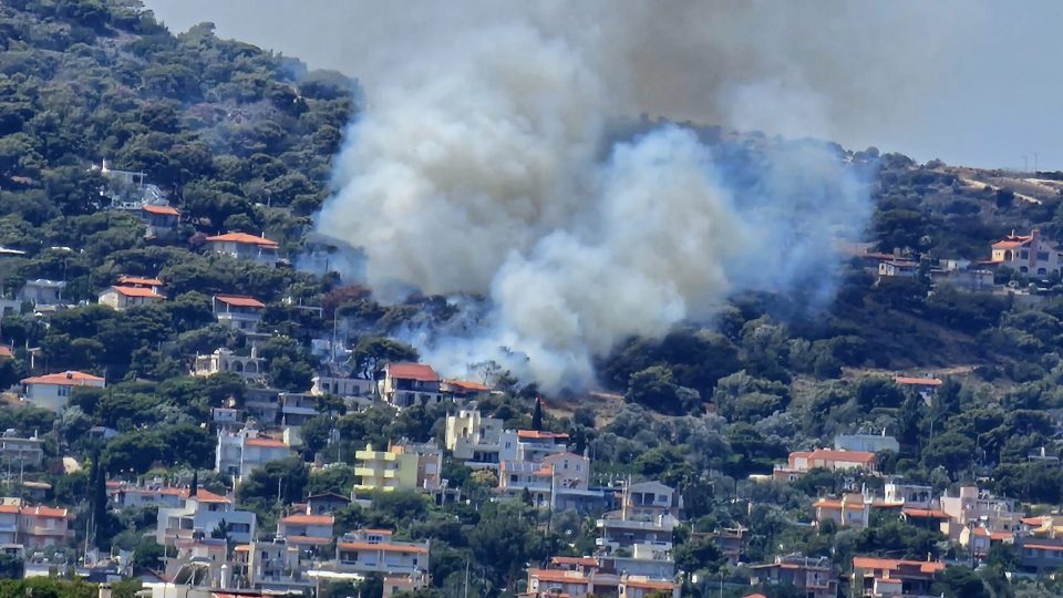 Πυρκαγιά ξέσπασε κοντά σε σπίτια στην Αρτέμιδα