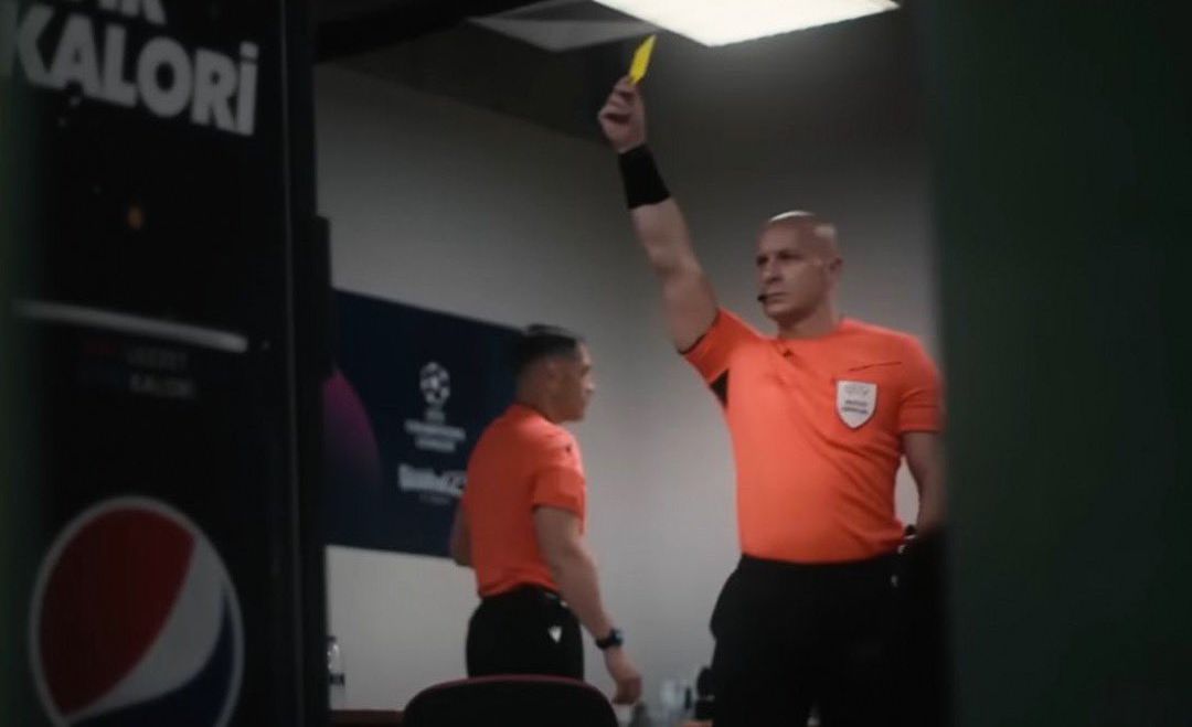 Champions League: Βγάζοντας κίτρινες κάρτες στον καθρέφτη προπονήθηκε για τον τελικό ο διαιτητής (βίντεο)