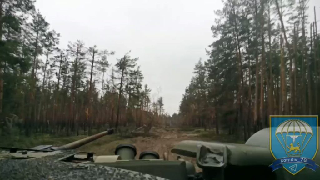 Κρεμίνα: Οι Ρώσοι αλεξιπτωτιστές προωθούνται με την υποστήριξη των ΤΟΜΑ ΒΜΡ-2 (βίντεο)