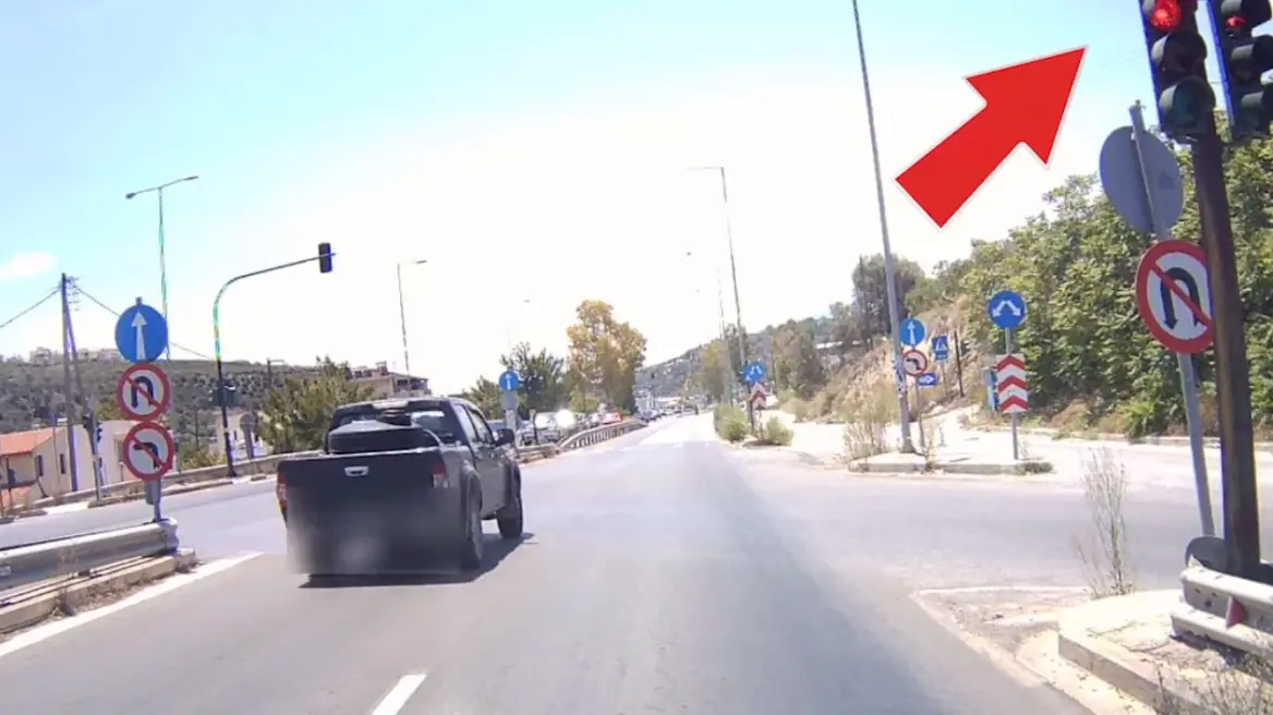 Παραλίγο τραγωδία στη Κρήτη: Η στιγμή που αγροτικό παραβιάζει με μεγάλη ταχύτητα το κόκκινο φανάρι