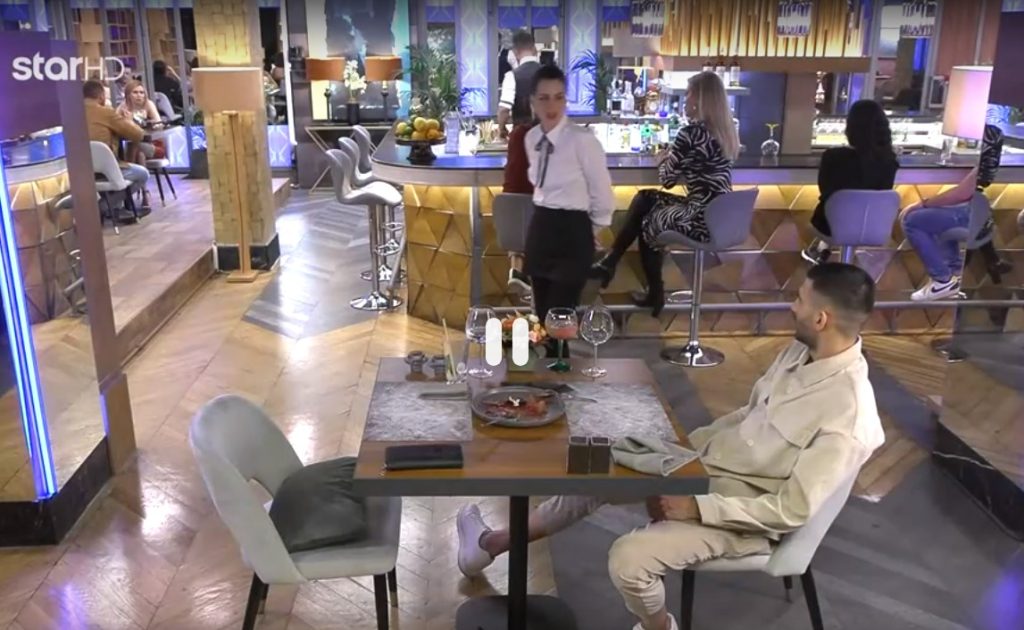 Απίστευτος «γύπας» στο «First Dates»: Έστειλε το ραντεβού του στο μπάνιο για να την… «πέσει» στην σερβιτόρα