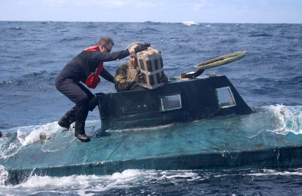 Ρεσάλτο σε υποβρυχίου με κοκαΐνη από την αμερικανική Ακτοφυλακή: «Σταματήστε το σκάφος τώρα» (βίντεο)