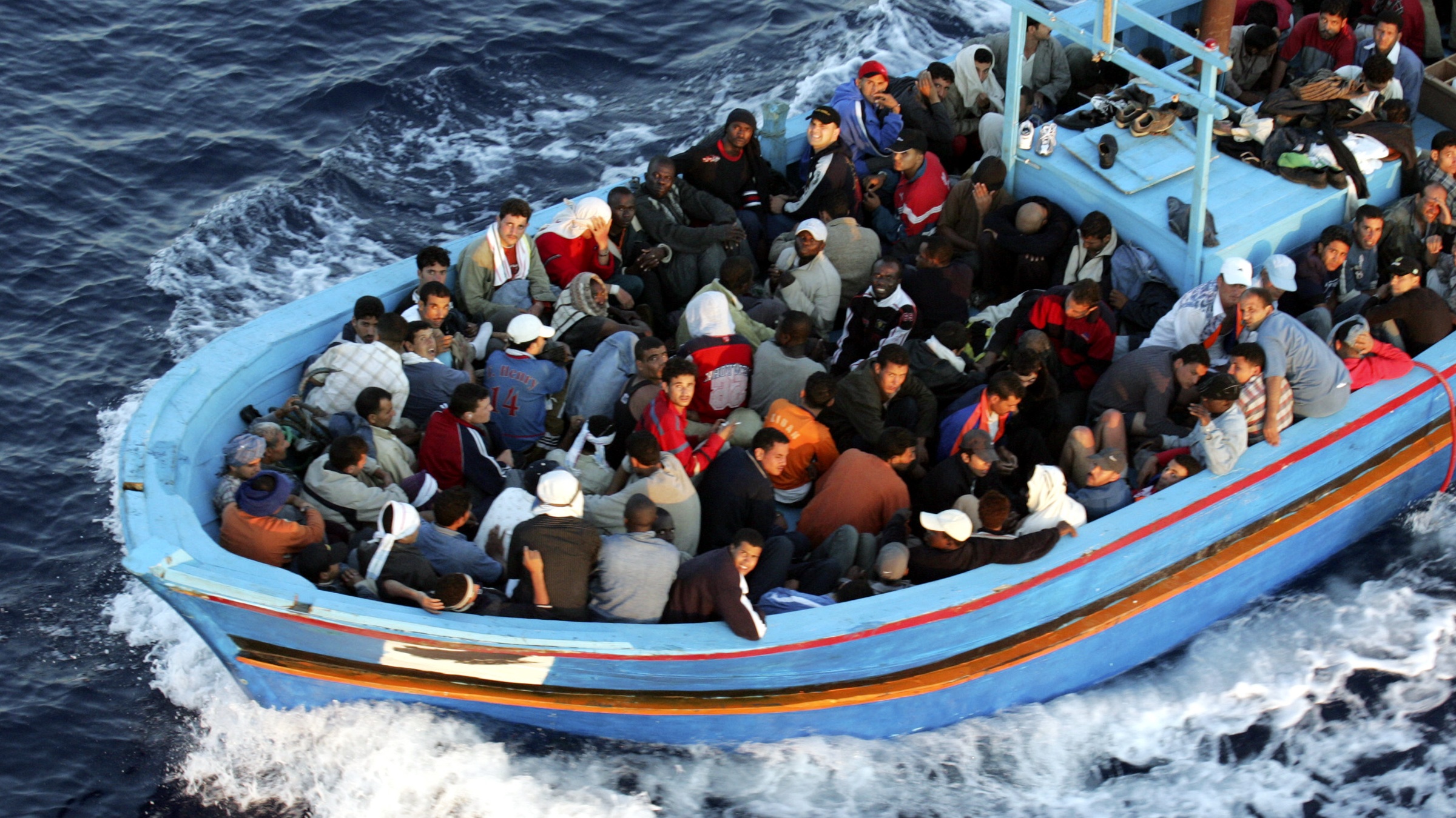Σκάφος με 50 μουσουλμάνους πλέει στην κεντρική Μεσόγειο – Είχε ξεκινήσει από τη Λιβύη