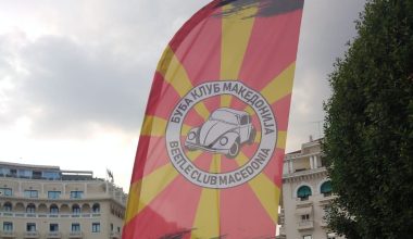 Η σημαία των Σκοπίων με τη λέξη «Macedonia» στην πλατεία Αριστοτέλους στη Θεσσαλονίκη!