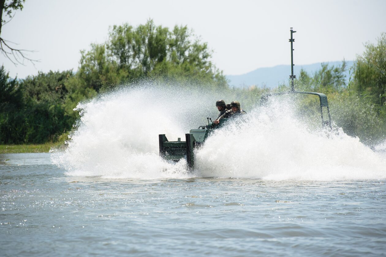 Μεγάλη στρατιωτική άσκηση στον Έβρο: Έτσι περνάει το ποτάμι ο Ελληνικός Στρατός (φωτό και βίντεο)