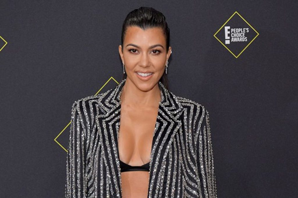 «Φωτιά» η Κόρτνεϊ Καρντάσιαν με μπικίνι στις αρχές της εγκυμοσύνης της