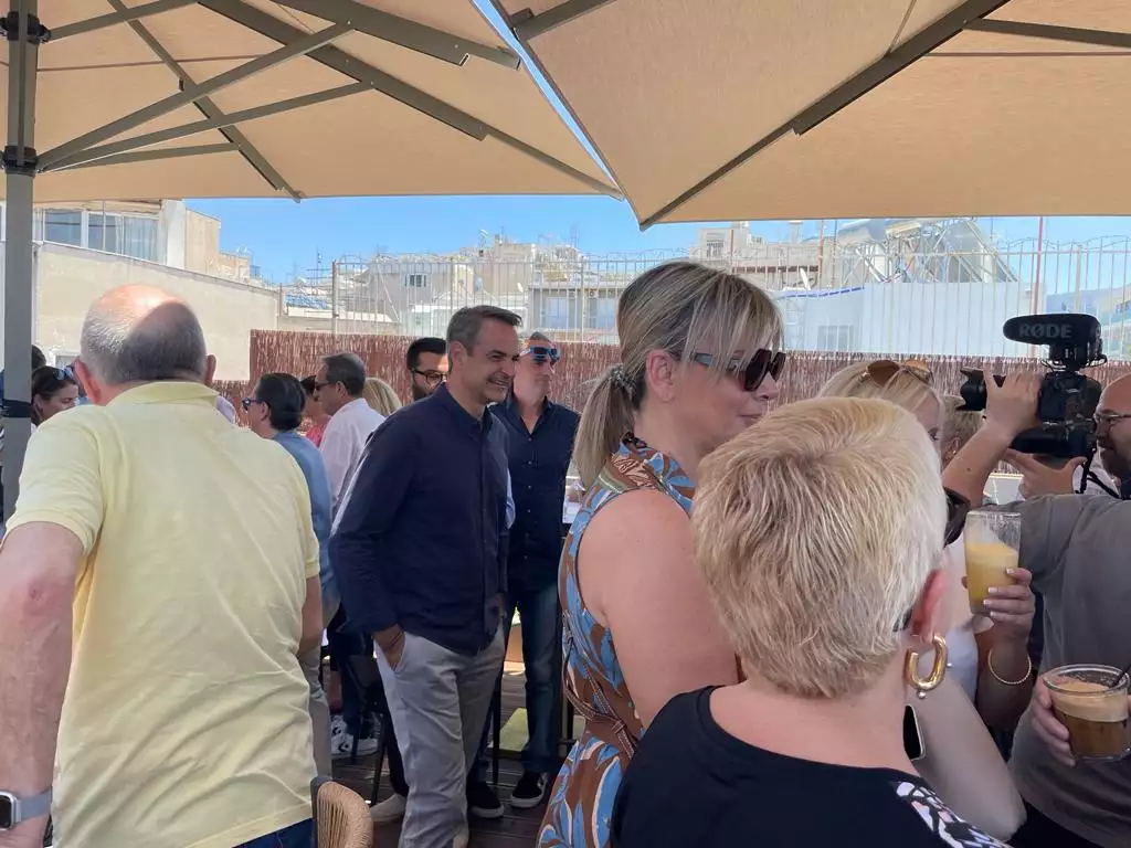 Για καφέ στην Ερμού με δημοσιογράφους ο Κ.Μητσοτάκης λίγο πριν τις κάλπες