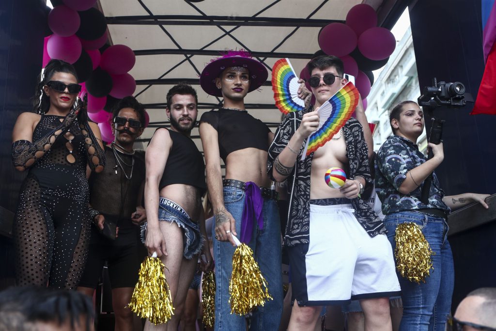 Θεσσαλονίκη: Επεισόδια σε «παρέλαση» ομοφυλόφιλων – Νεαροί τους πέταξαν πέτρες