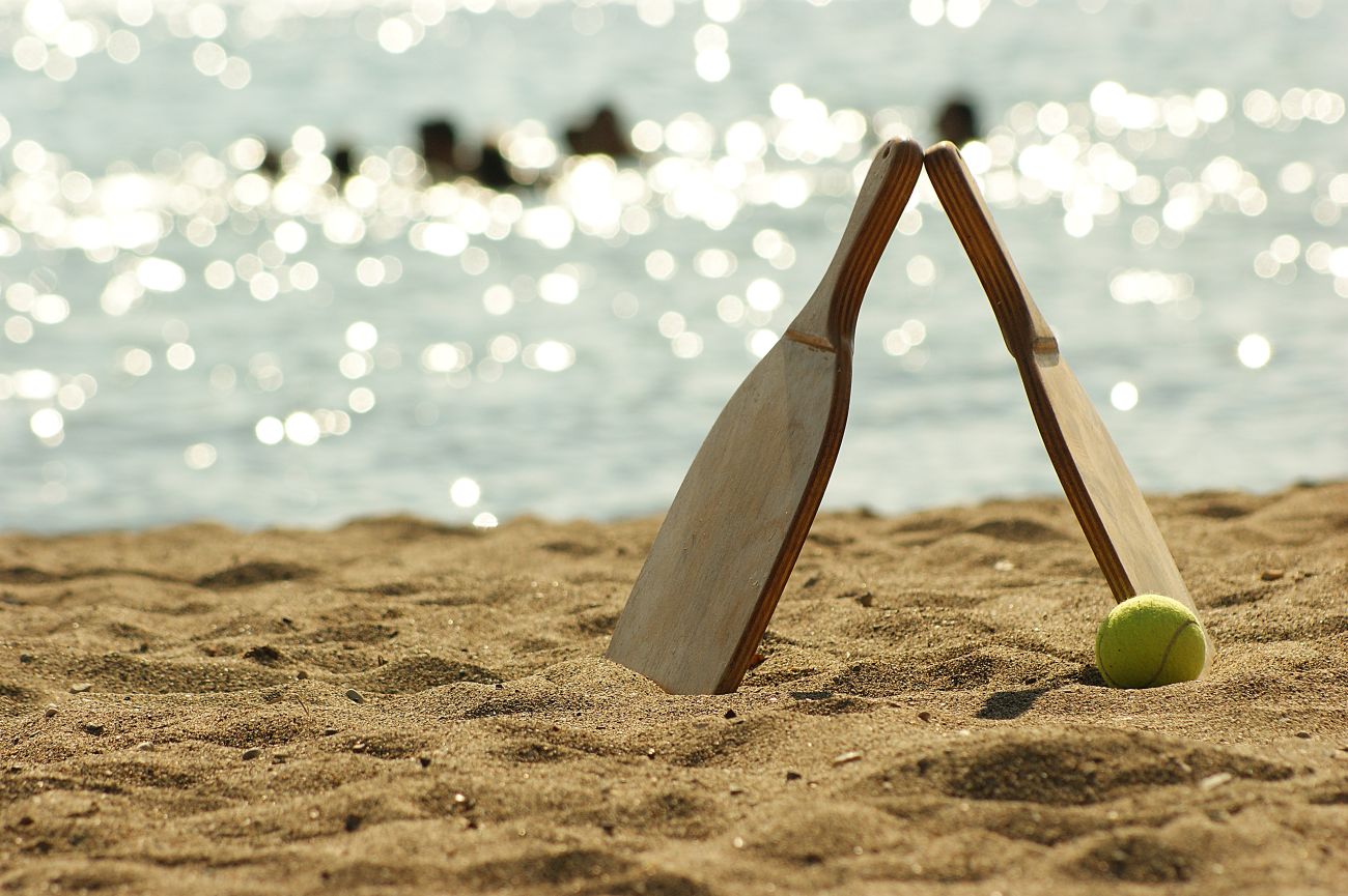 Σε ποιες παραλίες απαγορεύονται οι ρακέτες – Πόσο είναι το πρόστιμο