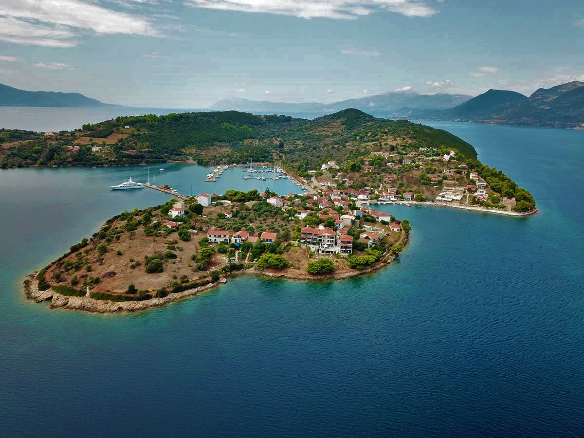 Τριζόνια: Το νησάκι – «έκπληξη» στον Κορινθιακό που αξίζει να επισκεφθείτε φέτος το καλοκαίρι (φώτο)