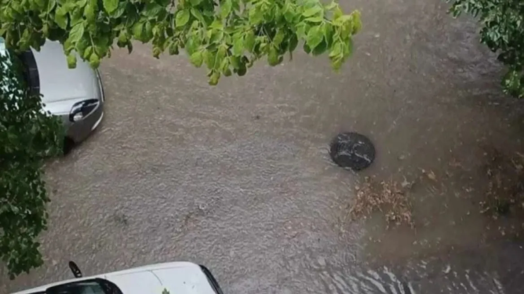 Κακοκαιρία: Σε «ποτάμια» μετατράπηκαν οι δρόμοι στις Σέρρες – 64 κλήσεις στην Πυροσβεστική (βίντεο)