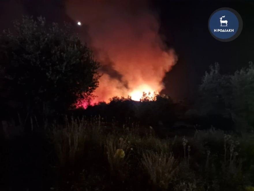 Ρόδος: Μηχανάκι τυλίχθηκε στις φλόγες – Εξαπλώθηκε σε δασική έκταση η φωτιά