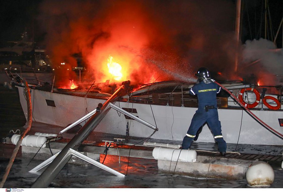 Λαύριο: Στάχτη έγινε ιστιοφόρο σε ιδιωτική μαρίνα