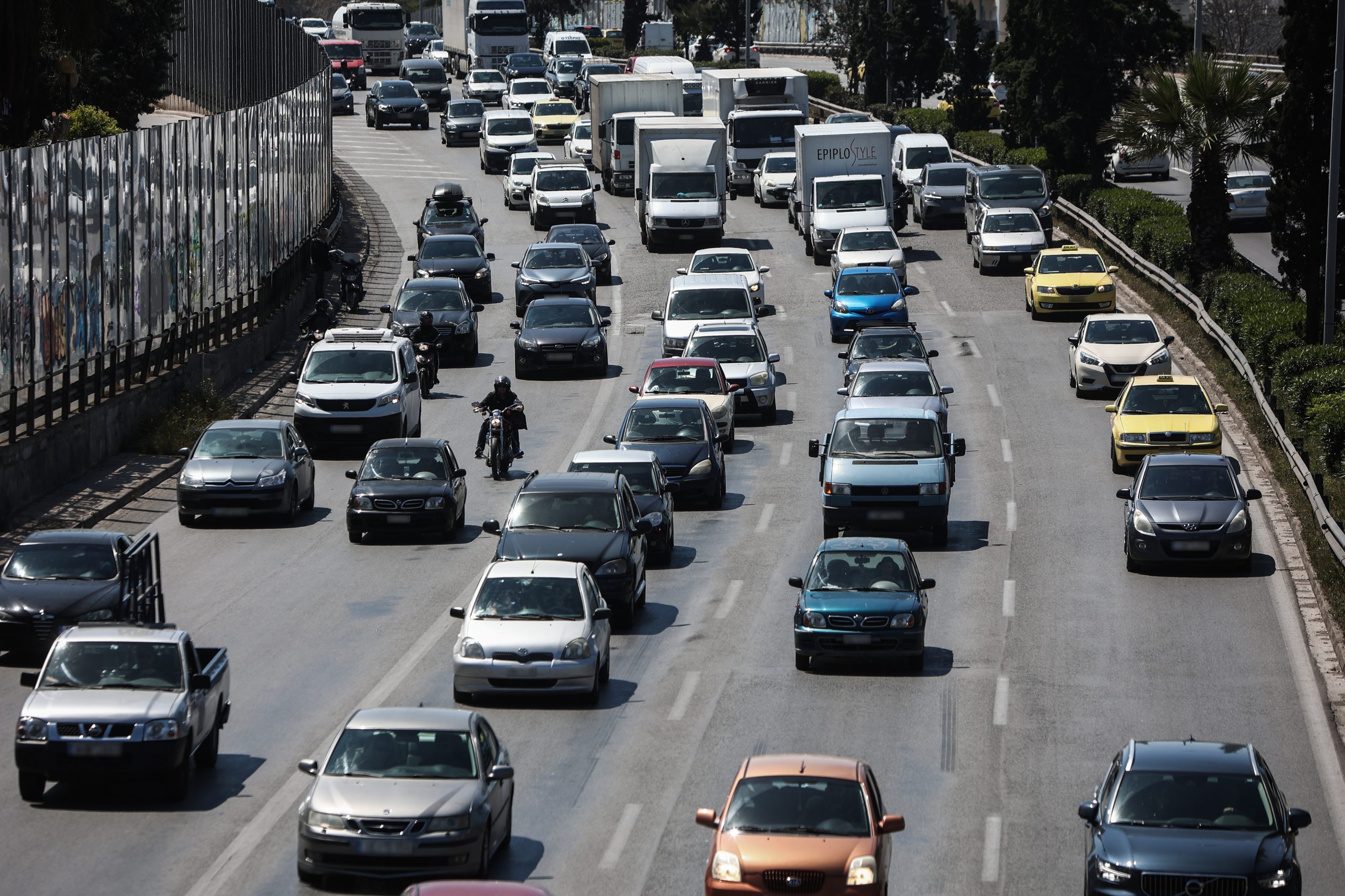 Στο «κόκκινο» η κίνηση στην Εθνική Οδό Αθηνών-Κορίνθου (φωτο)