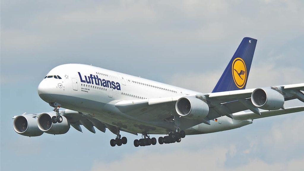 Αναστάτωση σε πτήση της Lufthansa στο Μόναχο: 27χρονη γδύθηκε, άρχισε να φωνάζει και δάγκωσε αστυνομικό