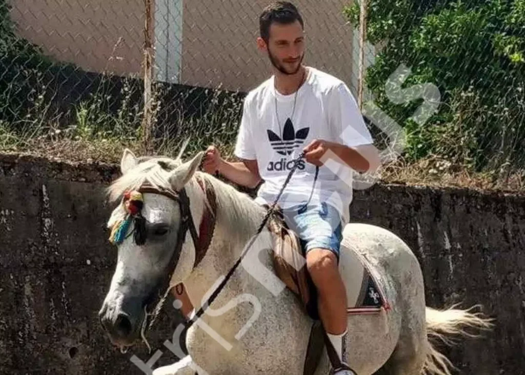 «Φορέθηκε» πολύ το άλογο και σε αυτές τις εκλογές: Και στον Πύργο ψηφοφόρος πήγε έφιππος στο εκλογικό τμήμα (φωτό)