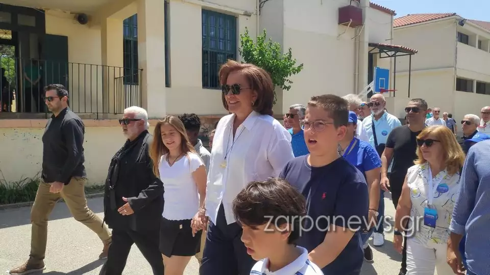 Η Ν.Μπακογιάννη ψήφισε μαζί με την εγγονή της: «Καλό βόλι, και το βράδυ με τη νίκη» (βίντεο)