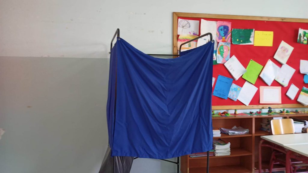 Με καθυστέρηση ξεκίνησε η διαδικασία σε τρία εκλογικά τμήματα της Αιτωλοακαρνανίας – Τι ανέφερε η αντιπεριφερειάρχης