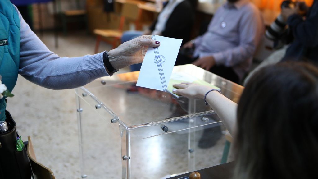 Το πραγματικό διακύβευμα των εκλογών: Οι Έλληνες ψηφίζουν με την ελπίδα τα πράγματα να μην γίνουν χειρότερα