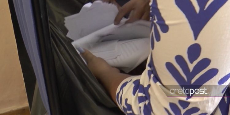 Ηράκλειο: Ψηφοφόρος αντί να ρίξει τον φάκελο με τη ψήφο του στην κάλπη τον έριξε… στον κάδο απορριμμάτων (βίντεο)