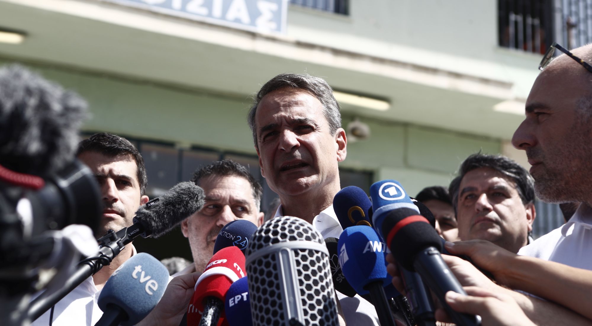 Σήκωσε πανό υπέρ των παράνομων μεταναστών την ώρα που έκανε δηλώσεις ο Κ.Μητσοτάκης (βίντεο)