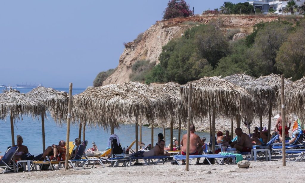 Η «μάχη» της ξαπλώστρας γίνεται στις παραλίες της Θεσσαλονίκης – «Ψηφίζουν» παραλία αντί για εκλογές (βίντεο)