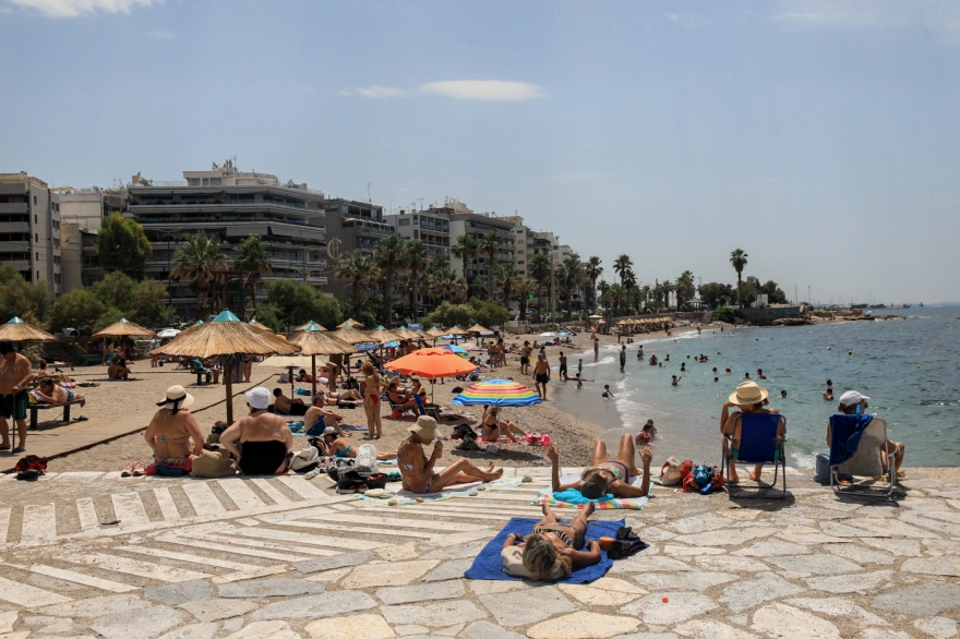 «Βούλιαξαν» οι παραλίες της Αττικής  – Από τις κάλπες στη θάλασσα οι πολίτες (φωτο)