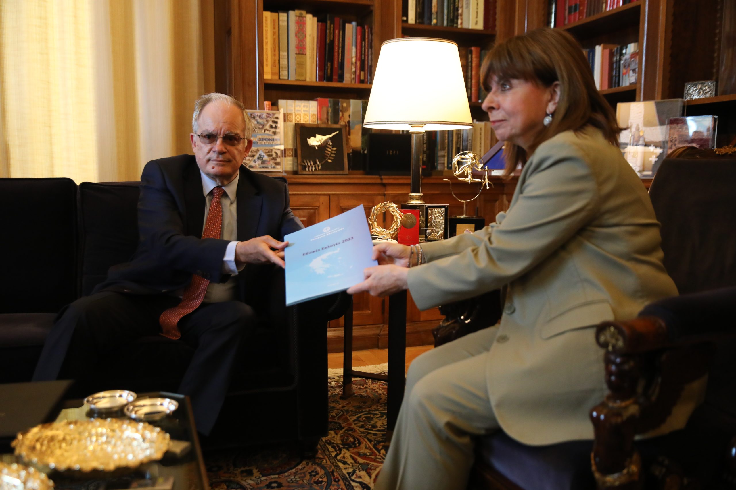 Ο Κ.Τασούλας παραδίδει τα αποτελέσματα των εκλογών στην Κ.Σακελλαροπούλου