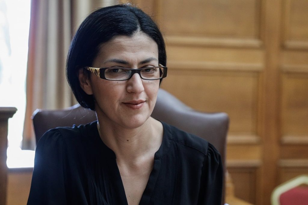 Η Ε.Αγαπηδάκη κόλλησε Covid τη μέρα της ορκωμοσίας της και «αυτοτρολάρεται» – «Μπράβο Φαίδων»