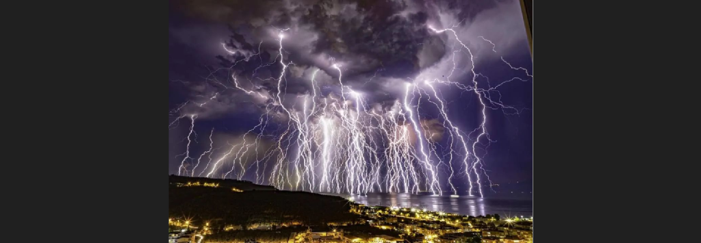 Φωτογράφος απαθανάτισε την στιγμή που 100 κεραυνοί ακουμπάνε την επιφάνεια της θάλασσας