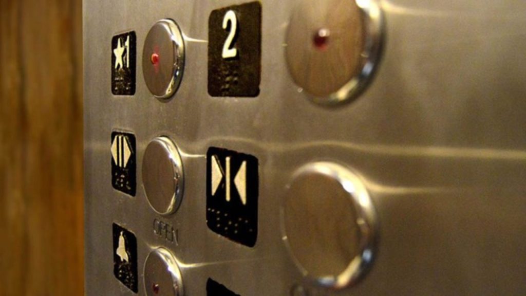 Ηράκλειο: Κινητοποίηση για γυναίκα που έπεσε σε φρεάτιο ασανσέρ