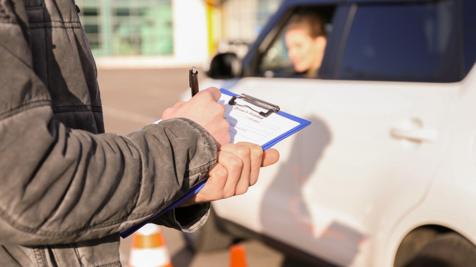 Θεσ/νίκη: Συνελήφθη 39χρονος υποψήφιος οδηγός επαγγελματικού διπλώματος – Αντέγραφε με «ψείρα» στο αυτί