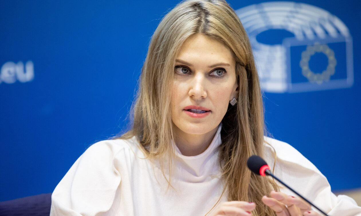 Εύα Καϊλή: Πήγε στο Ευρωπαϊκό Κοινοβούλιο μαζί με το παιδί της