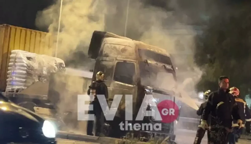 Λεωφόρος Κηφισού: Φορτηγό τυλίχτηκε στις φλόγες στη μέση του δρόμου (βίντεο)