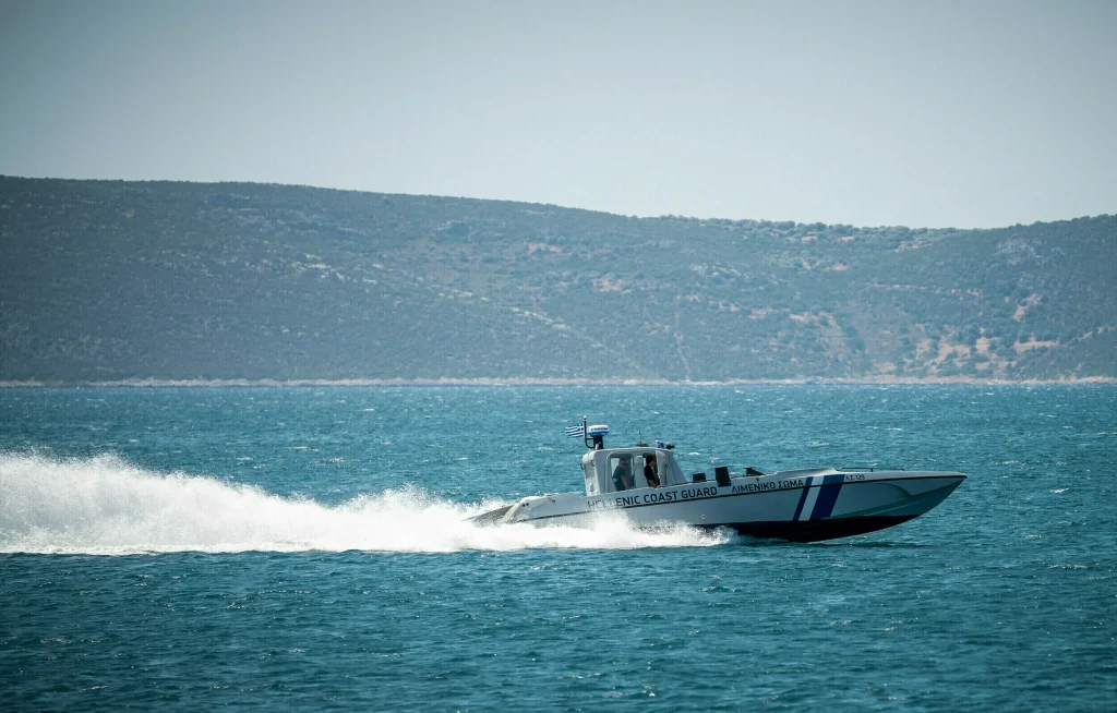 Συναγερμός στο Λιμενικό: Βυθίστηκε ταχύπλοο σκάφος στον Σαρωνικό – Επιχείρηση διάσωσης των 8 επιβαινόντων