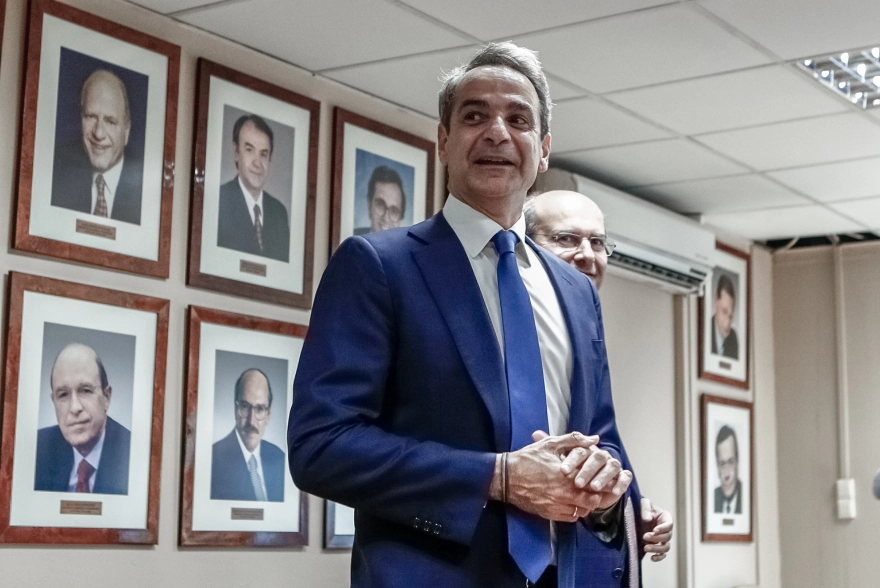 Στο υπουργείο Οικονομικών ο Κ.Μητσοτάκης – Υπό το «βλέμμα» των Δ.Τσοβόλα και Κ.Σημίτη η επίσκεψη του πρωθυπουργού