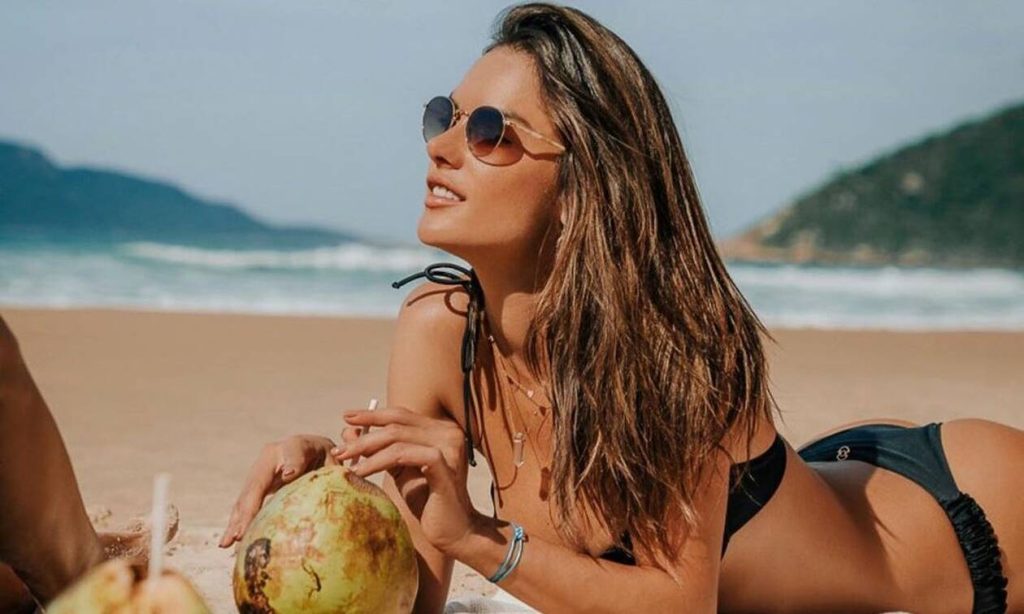 Η 42χρονη Αλεσάντρα Αμπρόσιο πόζαρε με μπικίνι και απέδειξε για ακόμη μία φορά πως έχει κορμάρα (φώτο)