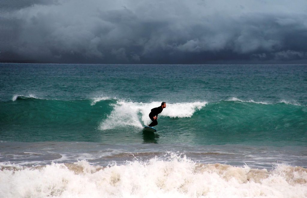 Απίστευτο περιστατικό στη Μαλαισία: Ψάρι καρφώθηκε στη… μύτη ενός σέρφερ (φωτο)