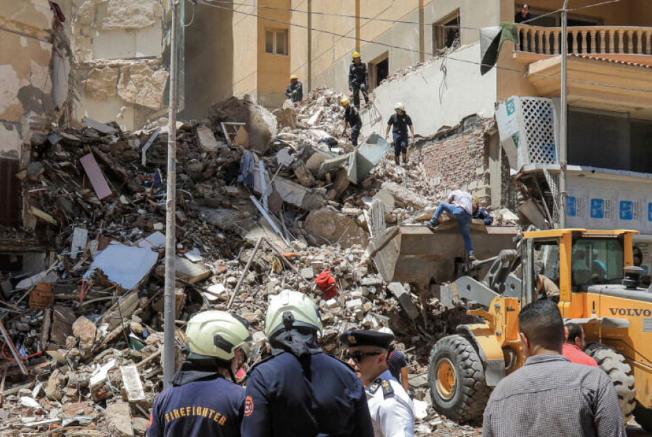 Τουλάχιστον 10 νεκροί και πέντε αγνοούμενοι από την κατάρρευση 13ώροφης πολυκατοικίας στην Αίγυπτο