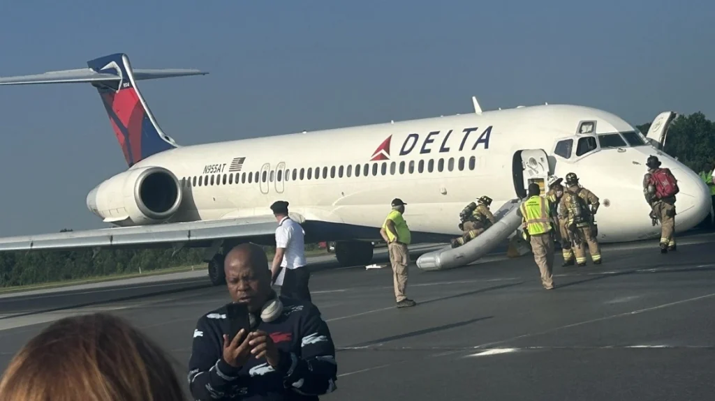 Τρόμος στον αέρα: Αεροπλάνο της Delta Airlines προσγειώθηκε με το ρύγχος (βίντεο)