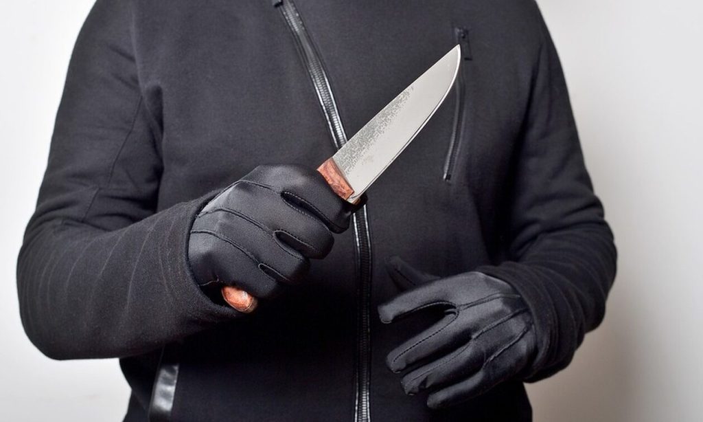 Ομόνοια: 37χρονος επιτέθηκε με μαχαίρι σε 67χρονη και της άρπαξε πορτοφόλι και κινητό
