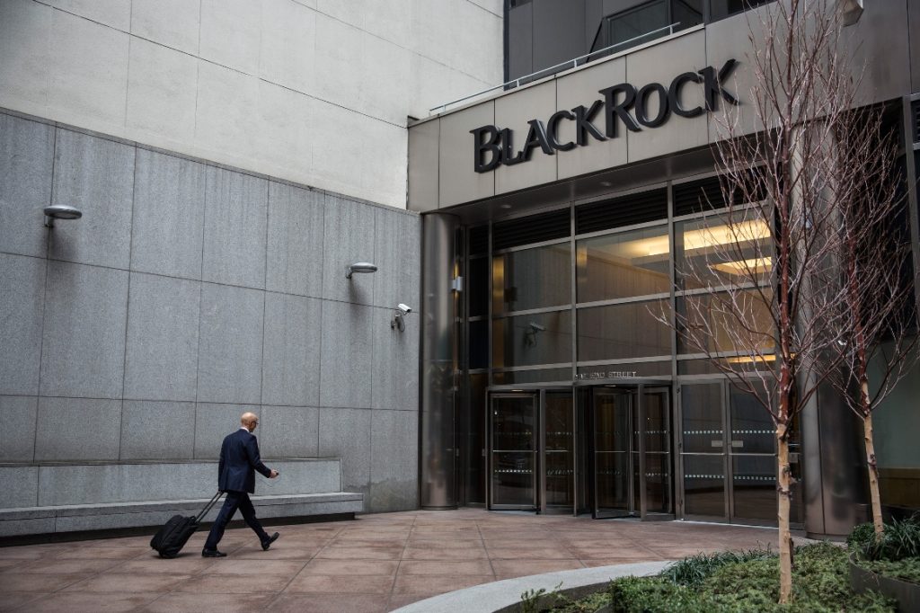 Βίντεο: «Στριμώχτηκε» το στέλεχος της Blackrock που αποκάλυψε ότι η εταιρεία εξαγοράζει πολιτικούς και έκανε τον… ανήξερο