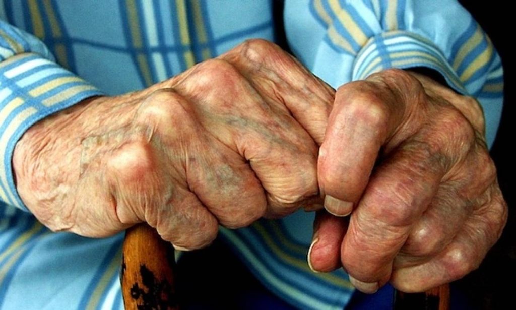 «Nτου» της ΕΛ.ΑΣ. σε γηροκομείο μετά από καταγγελίες για τις συνθήκες διαβίωσης – Χειροπέδες στον ιδιοκτήτη