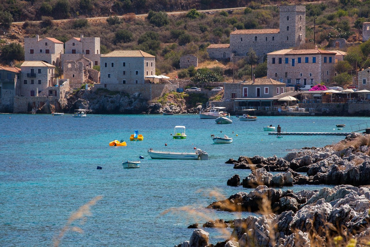 Μάνη: Οι πέντε παραλίες που είναι ιδανικές για τις καλοκαιρινές σας βουτιές και ο οικισμός «έκπληξη»