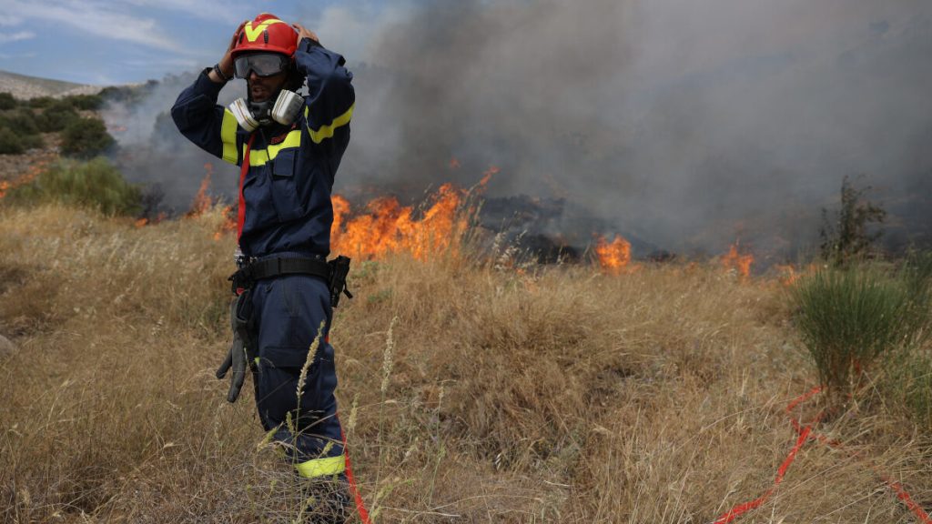 Φωτιά σε δασική έκταση σε εξέλιξη στη Ρόδο