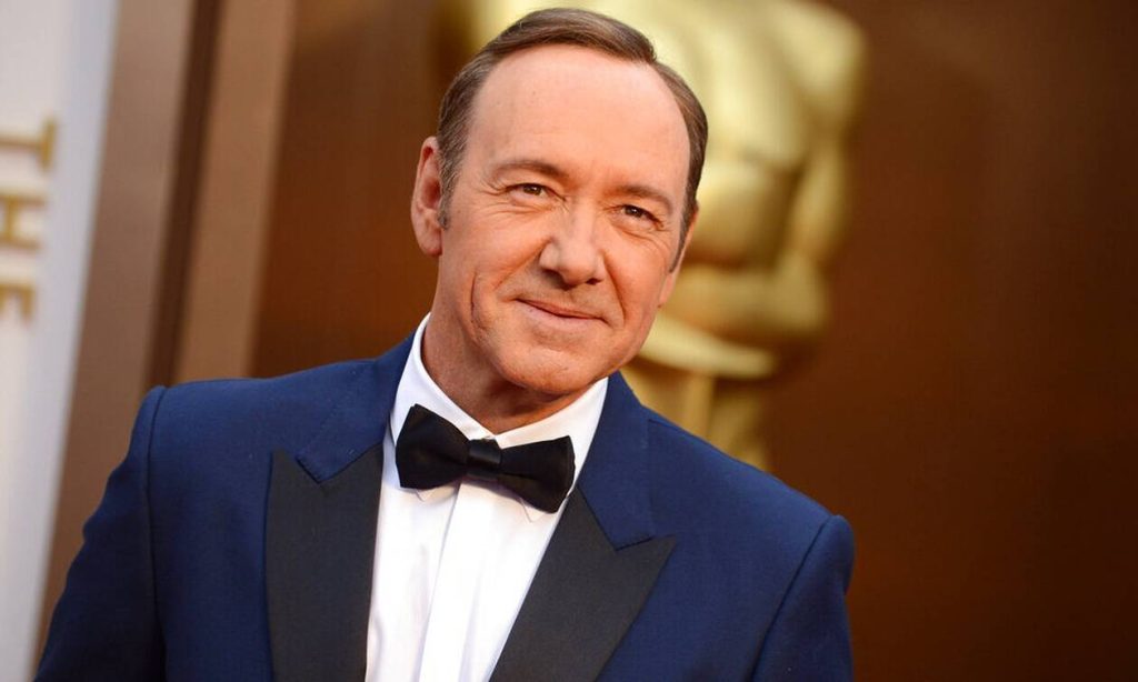 Στο εδώλιο ξανά ο Κέβιν Σπέισι – Κατηγορείται για σεξουαλικές επιθέσεις σε τέσσερις άνδρες (βίντεο)